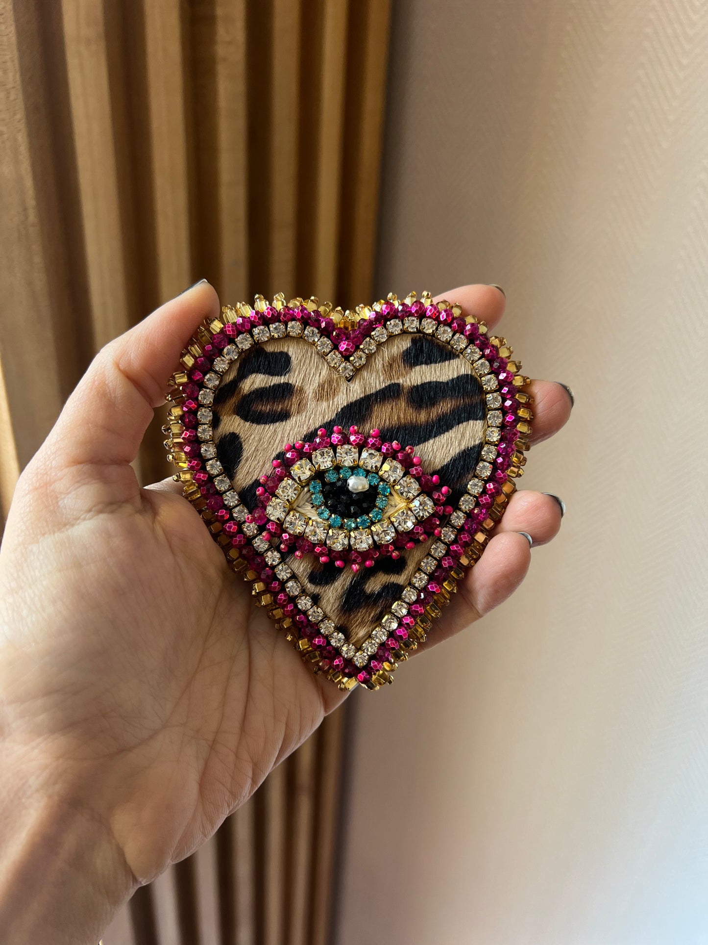 Big heart eye brooch
